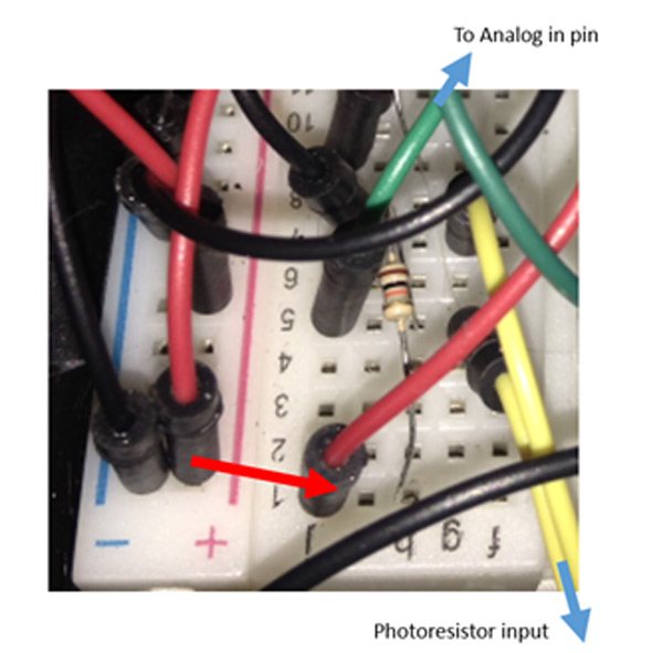显示探测手电筒的机器人水箱上光敏电阻的电路连接