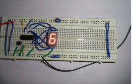 在面包板上接口4026与7段显示电路的原型